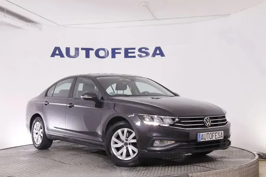 Usado VW Passat 122 CV (89 kW) 2022 Gris Familiar