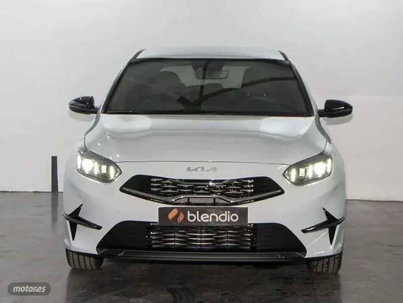 Usado Kia Ceed Style 120 CV (88 kW) 2023 Blanco Utilitario