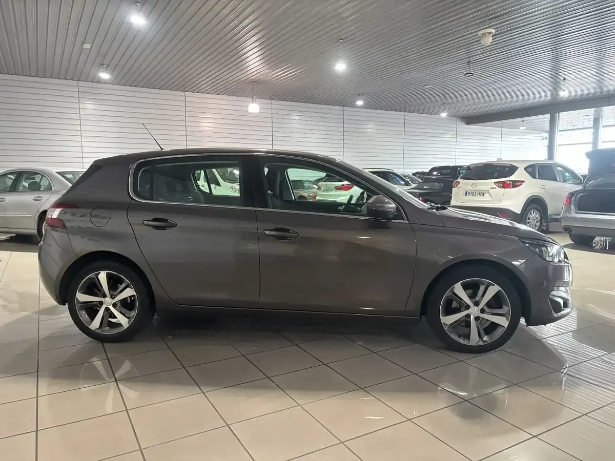 Usado Peugeot 308 Allure 115 CV (84 kW) 2014 Gris