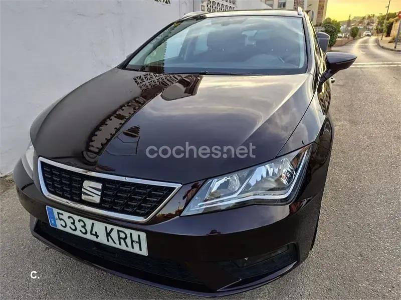 Usado Seat Leon ST Style 110 CV (80 kW) 2018 Violeta / lila Familiar