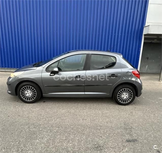 Usado Peugeot 207 70 CV (51 kW) 2009 Gris / plata Berlina