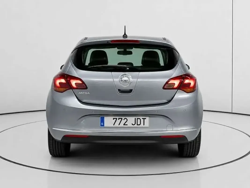 Usado Opel Astra Selective 116 CV (85 kW) 2015 Gris Utilitario