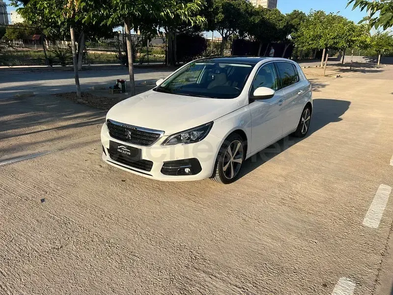 Usado Peugeot 308 Allure 130 CV (95 kW) 2018 Blanco Berlina