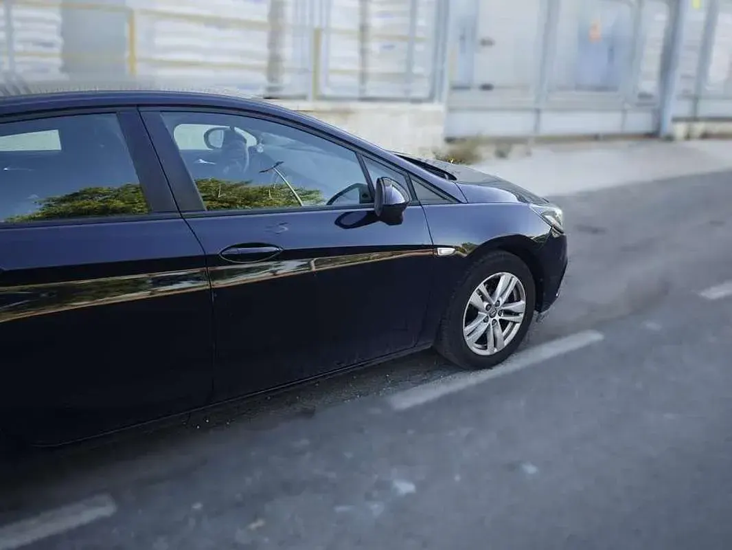 Usado Opel Astra Selective 125 CV (91 kW) 2018 Azul Berlina