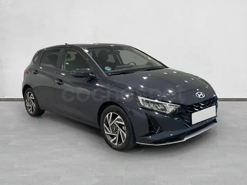 Usado Hyundai i20 100 CV (73 kW) 2025 Gris / plata Utilitario