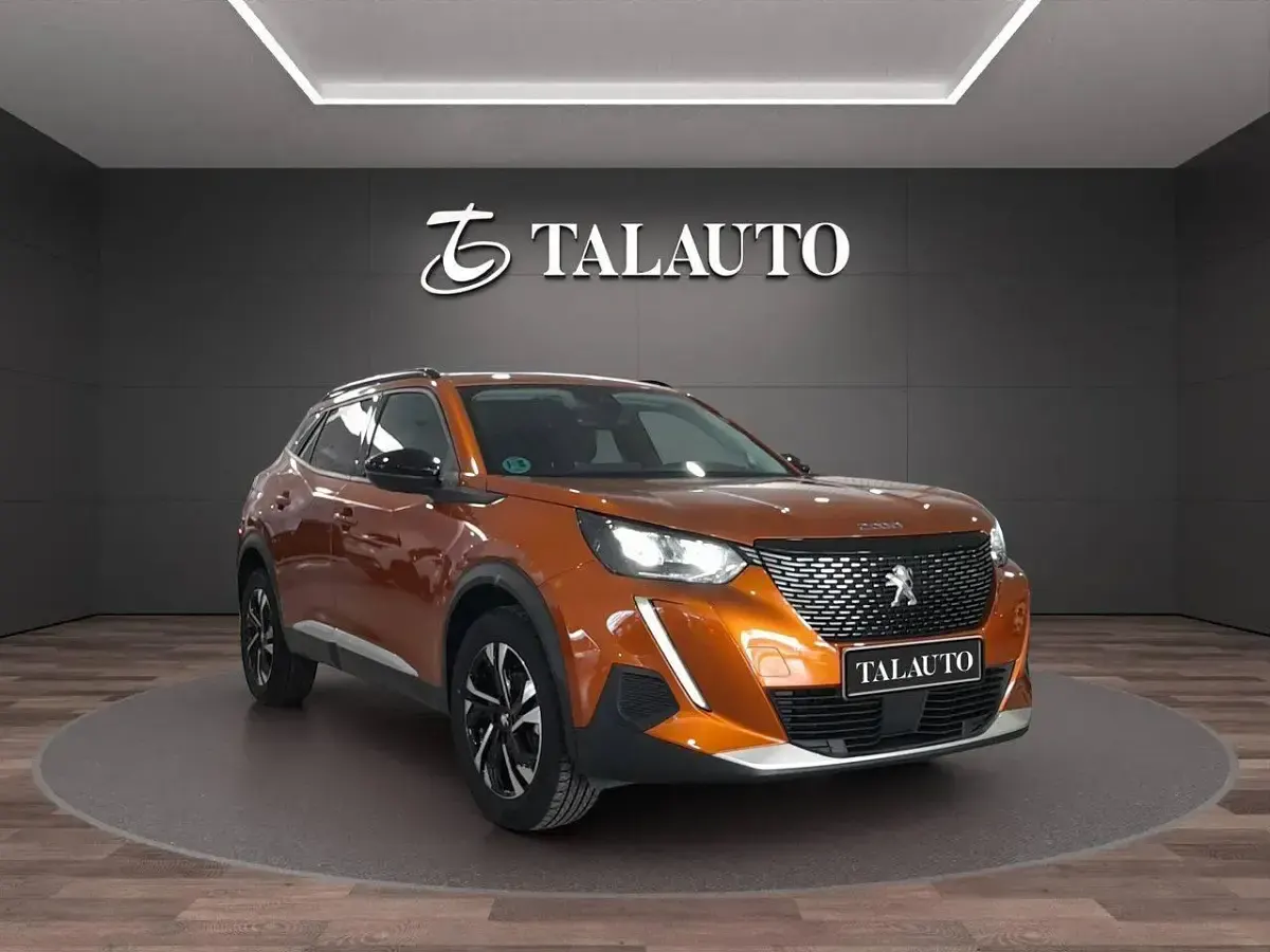 Usado Peugeot 2008 Allure 110 CV (80 kW) 2022 Naranja SUV
