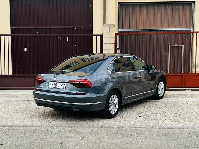 Usado VW Passat Sportline 180 CV (132 kW) 2017 Gris / plata Berlina