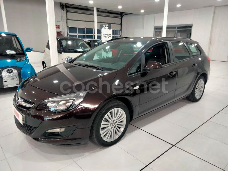 Usado Opel Astra Selective 140 CV (102 kW) 2015 Marrón Familiar