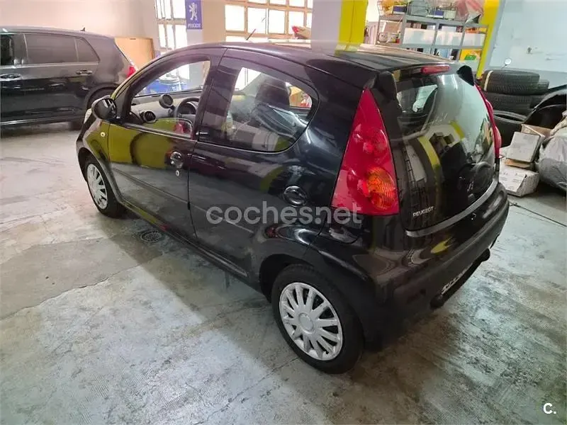 Usado Peugeot 107 68 CV (50 kW) 2006 Negro Utilitario