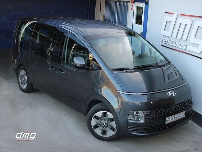 Usado Hyundai Staria Style 177 CV (130 kW) 2023 Gris Monovolumen
