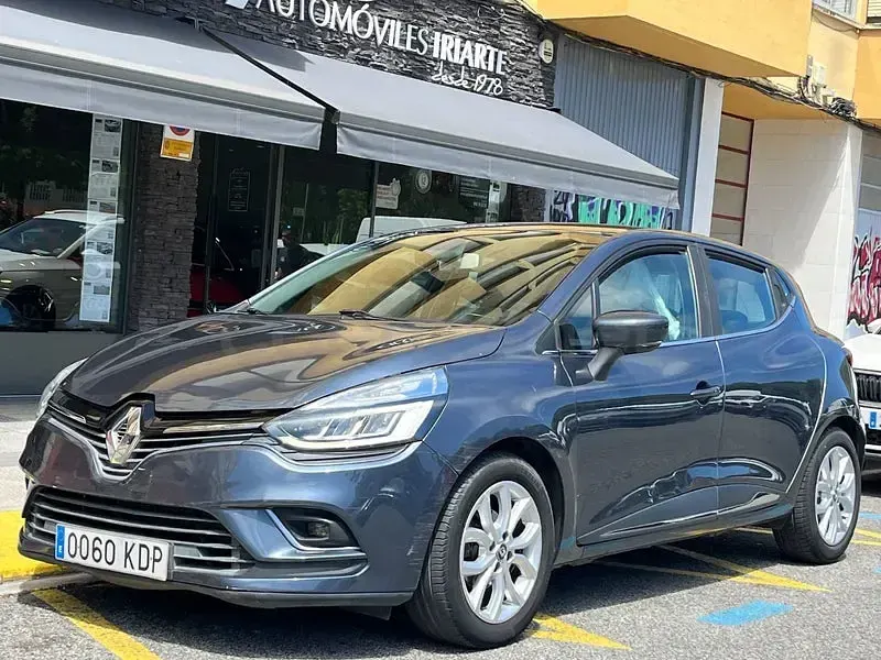 Usado Renault Clio IV Zen 90 CV (66 kW) 2017 Gris / plata Berlina