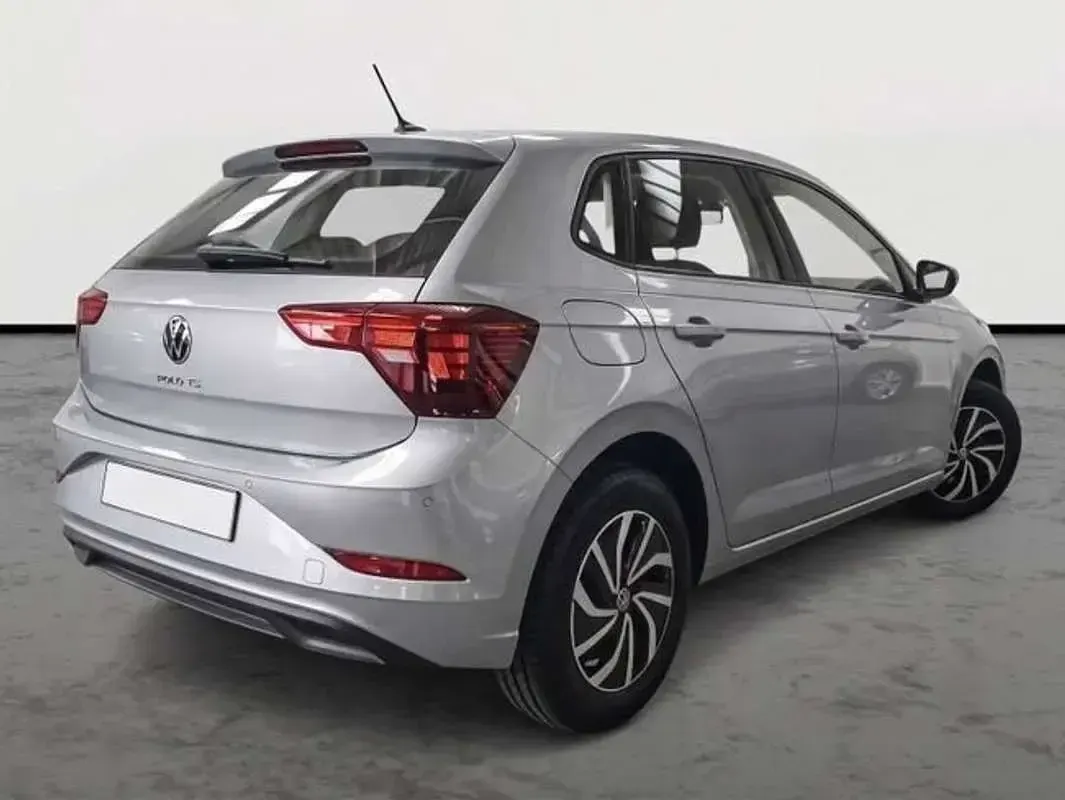 Usado VW Polo 95 CV (69 kW) 2023 Plateado Utilitario