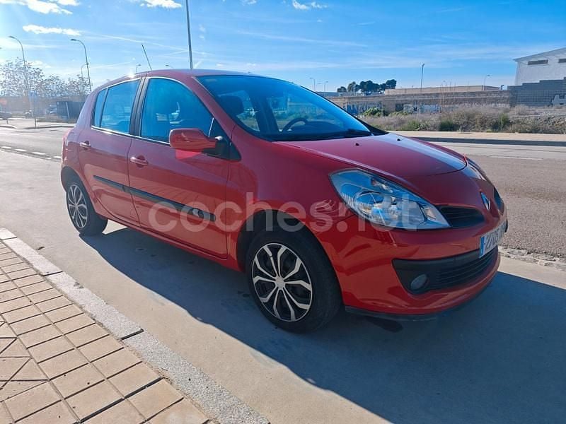 Usado Renault Clio II 75 CV (55 kW) 2008 Rojo Berlina