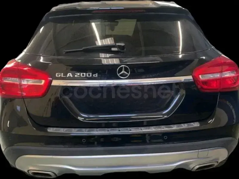 Usado Mercedes GLA200 136 CV (100 kW) 2017 Negro SUV