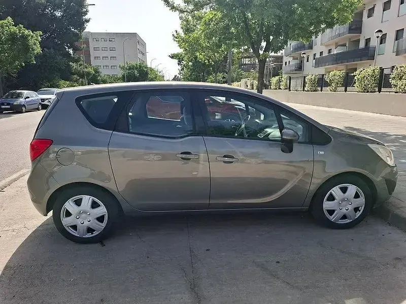 Usado Opel Meriva Expression 95 CV (69 kW) 2012 Marrón Monovolumen