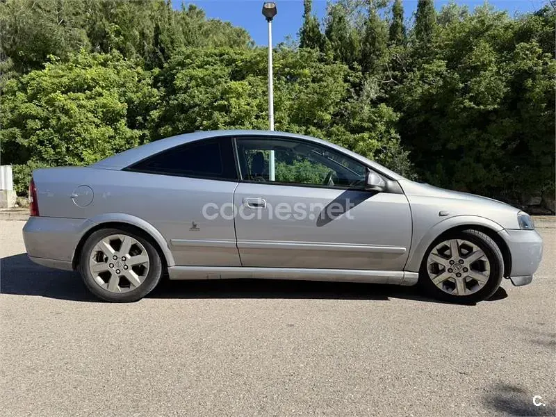 Usado Opel Astra Edition 147 CV (108 kW) 2002 Gris / plata Coupe
