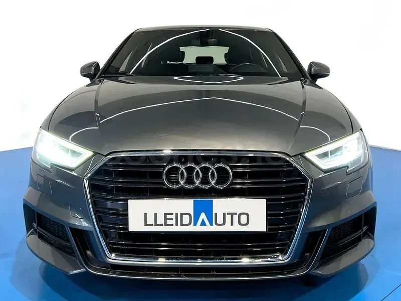 Usado Audi A3 S-Line 150 CV (110 kW) 2019 Gris / plata Berlina