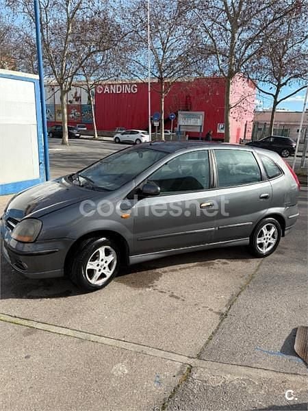 Usado Nissan Almera Tino Acenta 136 CV (100 kW) 2003 Gris / plata Monovolumen
