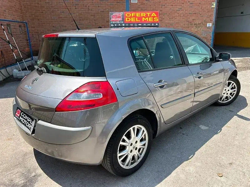 Usado Renault Mégane III Dynamique 105 CV (77 kW) 2008 Gris / plata Berlina