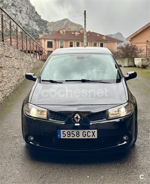 Negro Usado 2008 Renault Mégane II Berlina | 8400 € - Imagen 1/4