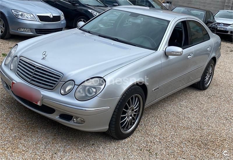 Usado Mercedes E220 Elegance 143 CV (105 kW) 2002 Gris / plata Berlina