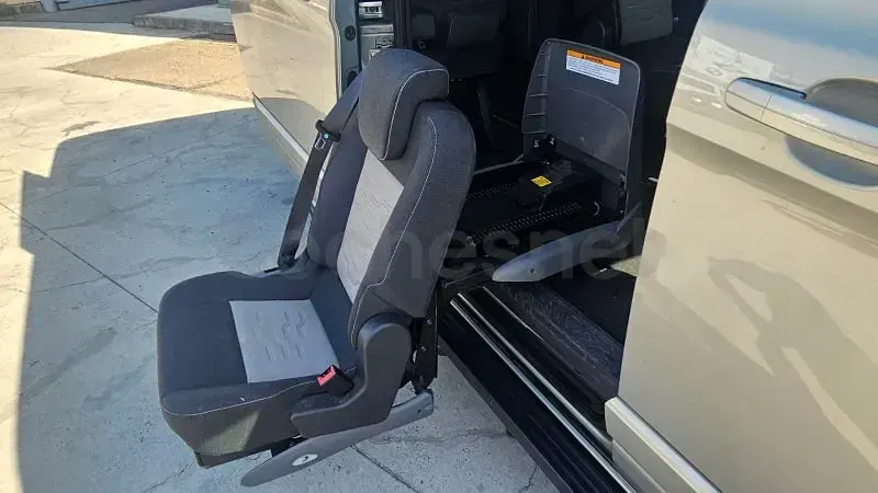 Usado Ford Tourneo Limited 125 CV (91 kW) 2013 Beige Monovolumen