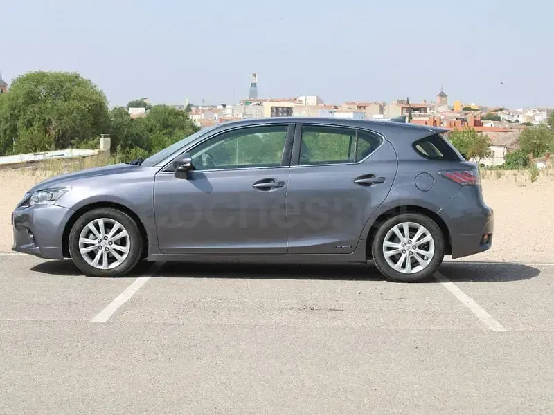 Usado Lexus CT200h Executive Line 136 CV (100 kW) 2014 Gris / plata Berlina
