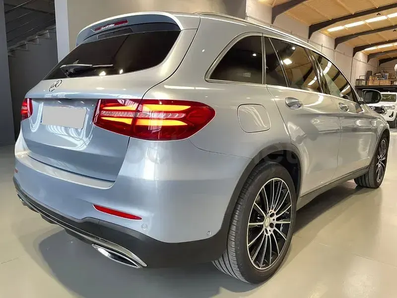 Usado Mercedes GLC220 AMG line 170 CV (125 kW) 2016 Gris / plata SUV
