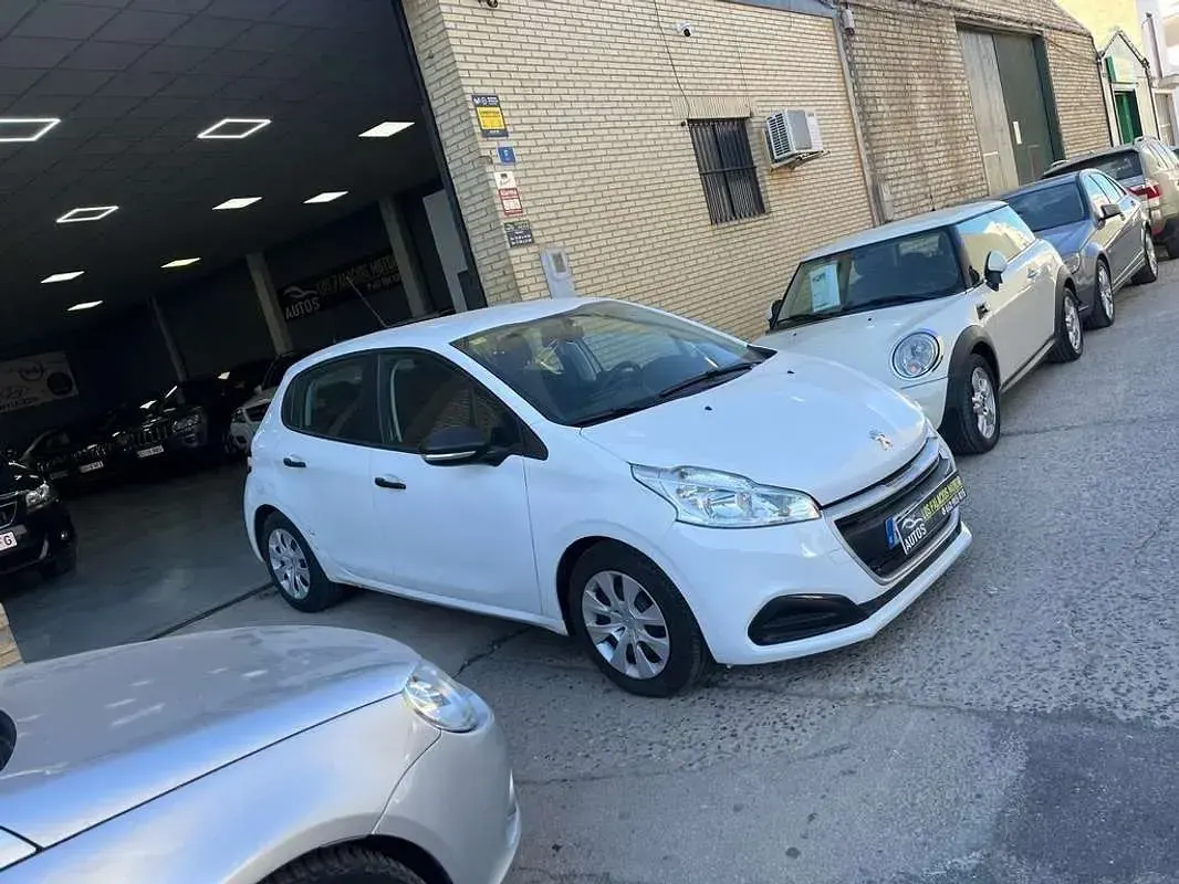 Usado Peugeot 208 Access 75 CV (55 kW) 2017 Blanco Utilitario
