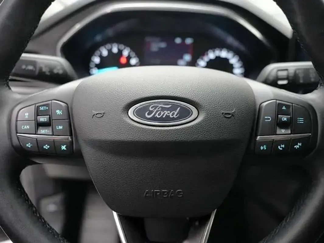 Używany Ford Focus Active 125 KM (91 kW) 2024 Biały Sedan/Limuzyna
