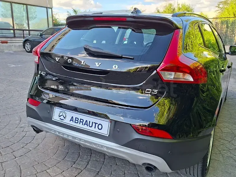 Usado Volvo V40 CC Momentum 150 CV (110 kW) 2016 Negro Familiar