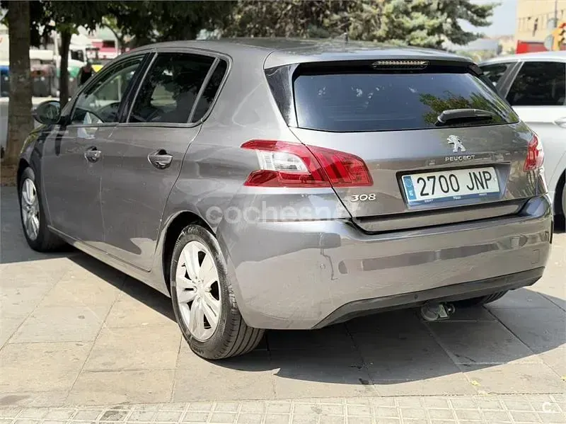 Usado Peugeot 308 Allure 130 CV (95 kW) 2017 Gris / plata Berlina