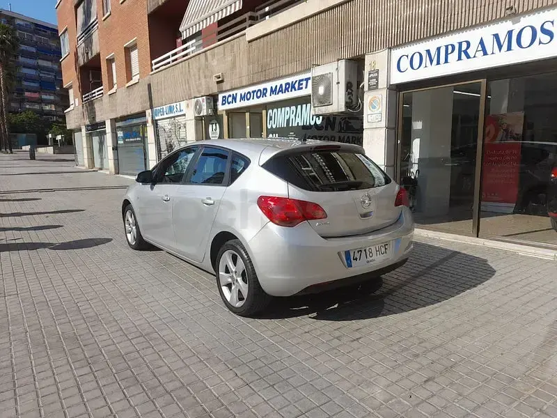 Usado Opel Astra Enjoy 100 CV (73 kW) 2011 Gris / plata Berlina