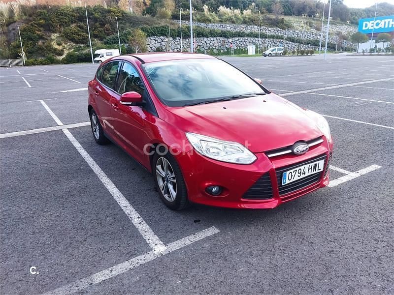 Rojo Usado 2014 Ford Focus Trend Berlina | 5900 € (Buen precio) - Imagen 1/4