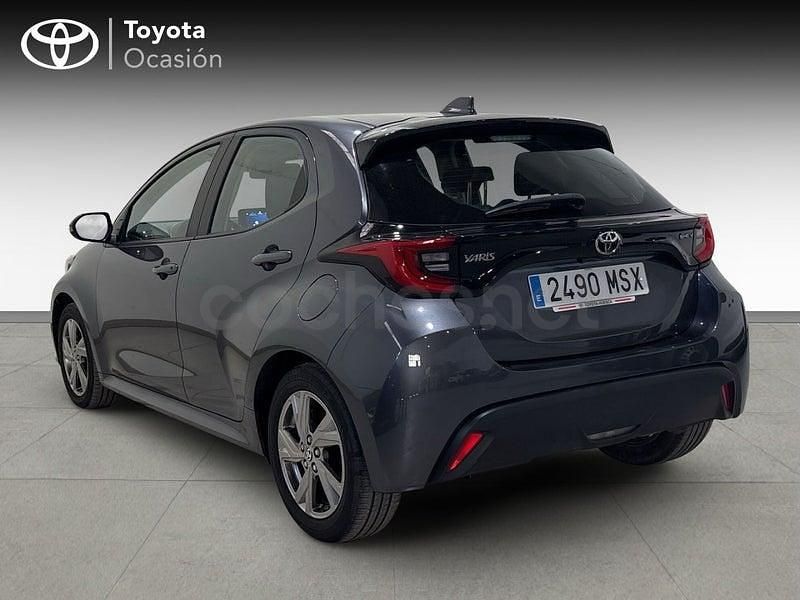 Usado Toyota Yaris Hybrid Active 116 CV (85 kW) 2024 Gris / plata Berlina