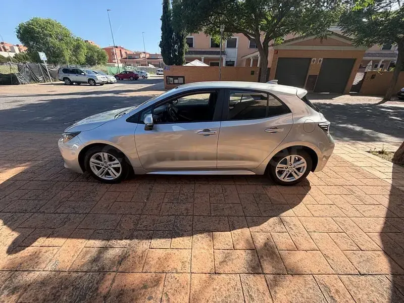 Usado Toyota Corolla Active 122 CV (89 kW) 2022 Gris / plata Berlina