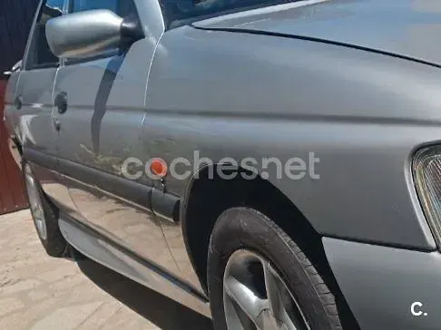 Usado Ford Escort 90 CV (66 kW) 1999 Blanco Berlina