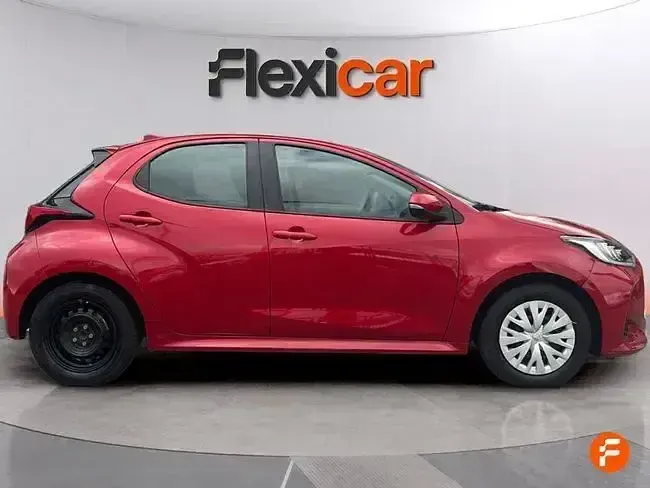 Usado Toyota Yaris Active 116 CV (85 kW) 2023 Rojo Utilitario