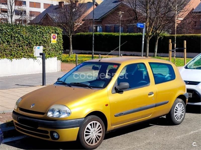 Usado Renault Clio II 60 CV (44 kW) 2001 Amarillo Berlina
