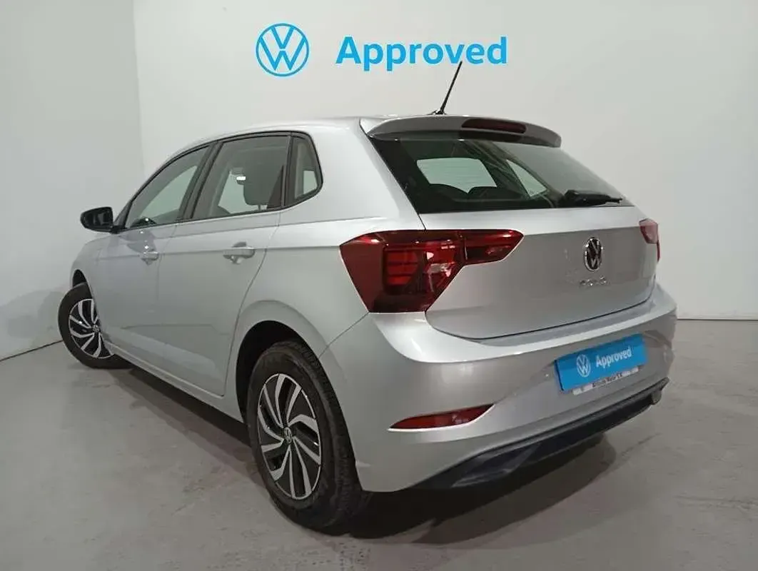 Usado VW Polo Life 95 CV (69 kW) 2022 Plateado Utilitario
