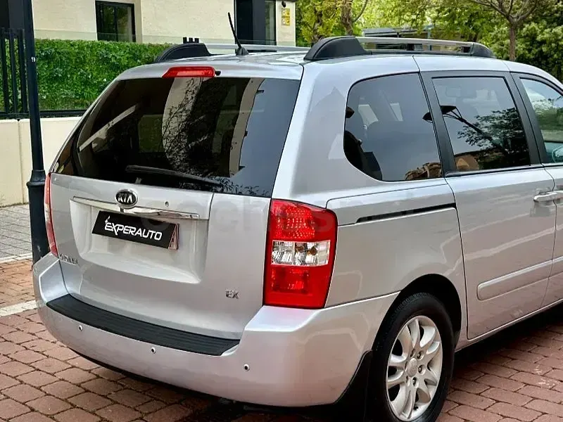 Usado Kia Carnival EX 185 CV (136 kW) 2006 Gris / plata Monovolumen