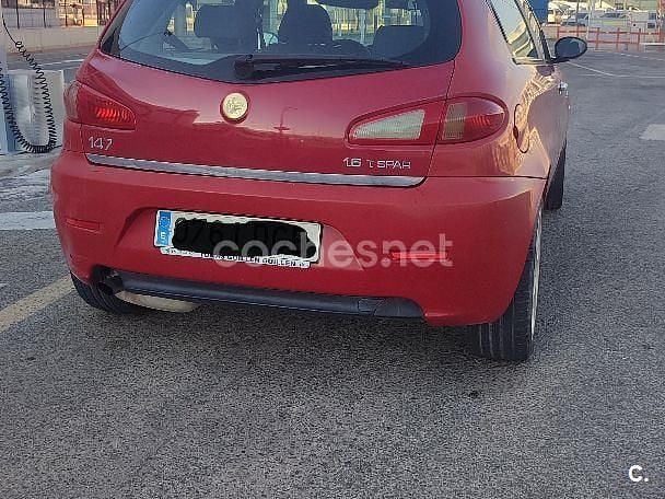 Rojo Usado 2005 Alfa Romeo 147 Distinctive Utilitario | 1100 € (Super precio) - Imagen 1/4