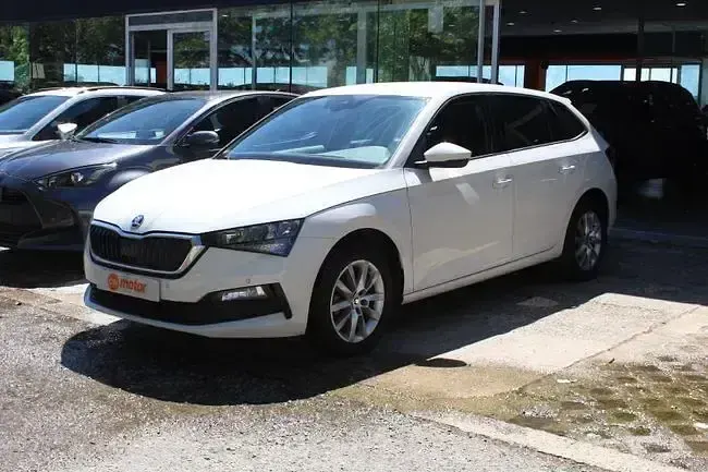 Usado Skoda Scala Active 95 CV (69 kW) 2022 Blanco Utilitario