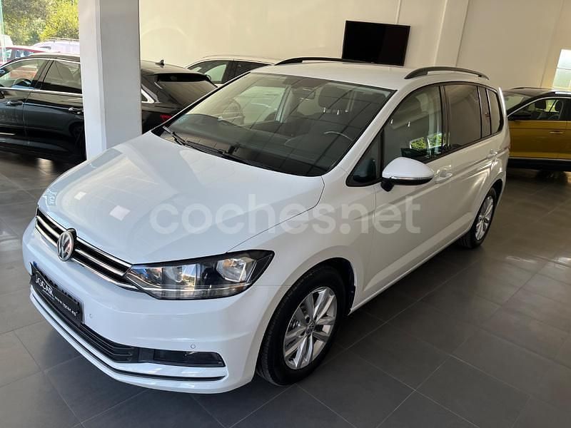 Blanco Usado 2017 VW Touran Advance Monovolumen | 15.990 € (Un poco caro) - Imagen 1/4