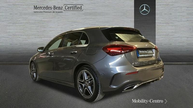 Usado Mercedes A180 AMG line 116 CV (85 kW) 2024 Gris montaña Utilitario