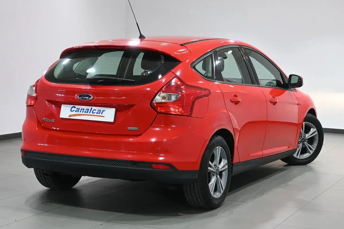 Usado Ford Focus 125 CV (91 kW) 2014 Rojo