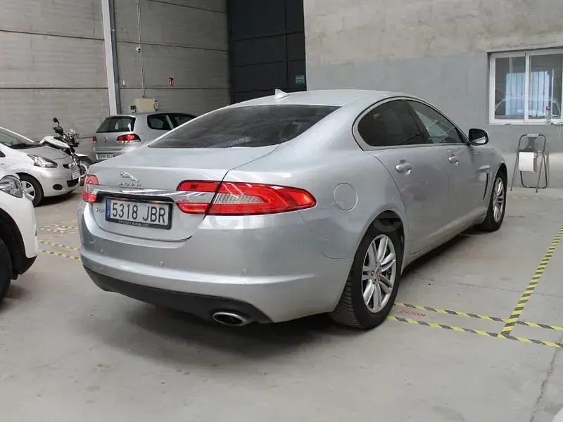 Usado Jaguar XF Premium Luxury 200 CV (147 kW) 2014 Gris / plata Berlina