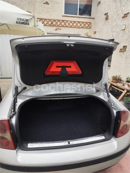 Gris / plata Usado 2004 VW Passat Advance Berlina | 3000 € (Buen precio) - Imagen 1/4