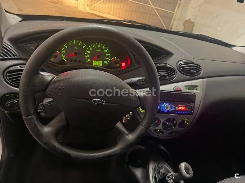 Usado Ford Focus Ghia 100 CV (73 kW) 1999 Gris / plata Berlina
