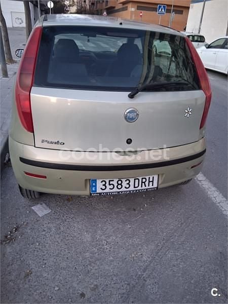 Usado Fiat Punto Dynamic 60 CV (44 kW) 2005 Naranja Utilitario